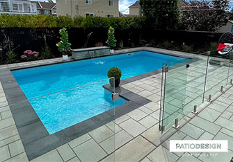 Installation de piscine creusée par Patio Design inc.