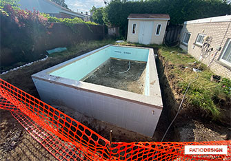 Installation de piscine creusée par Patio Design inc.