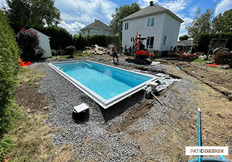 Installation de piscine creusée par Patio Design inc.