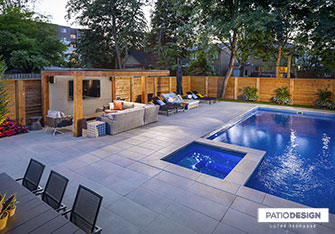Pavés Rinox Proma XL, Charbon cendré avec piscine creusée par Patio Design inc.